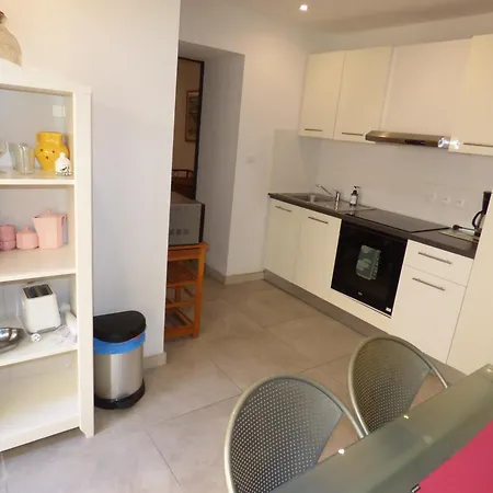 Apartment Le Patio: Charming 3-star In Center