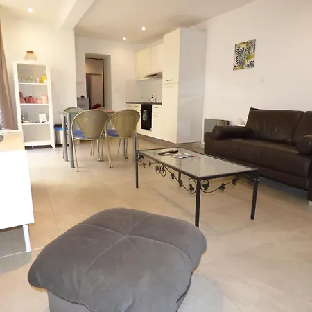 Le Patio: Charming 3-star In Center Apartment Beziers
